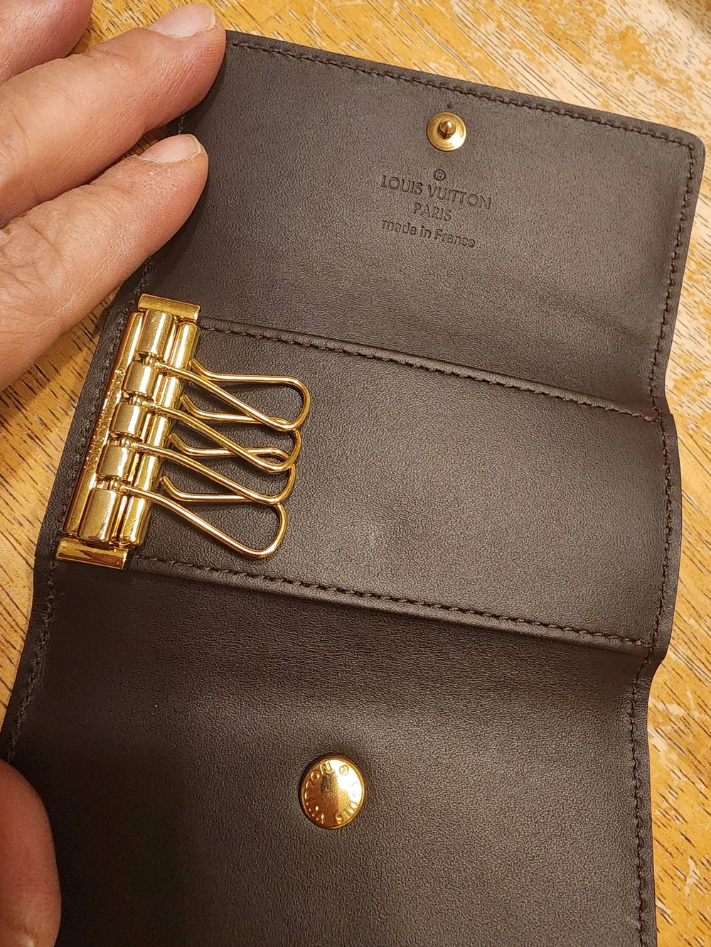 Louis Vuitton Multiclés 4 Key Holder crafted in Monogram Vernis leatherAmarante